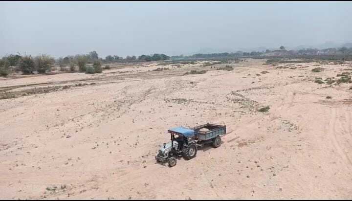 Giridih News :धड़ल्ले से जारी है बालू का अवैध उठाव
