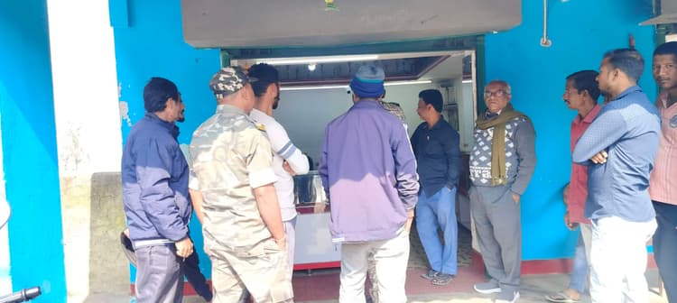 Seraikela Kharsawan News : दुकान का शटर तोड़ एक लाख रुपये की चांदी चोरी, चोरों की तस्वीर सीसीटीवी में कैद