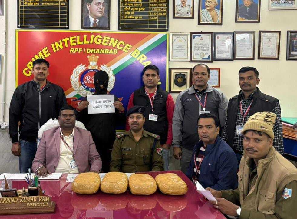 Dhanbad News: चार किलो गांजा के साथ युवक पकड़ाया, एक फरार