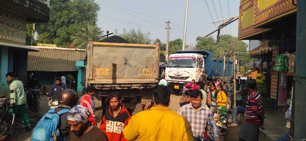 East Singhbhum News : सड़क पर उड़ती धूल से परेशान ग्रामीण आक्रोशित, विरोध जताया