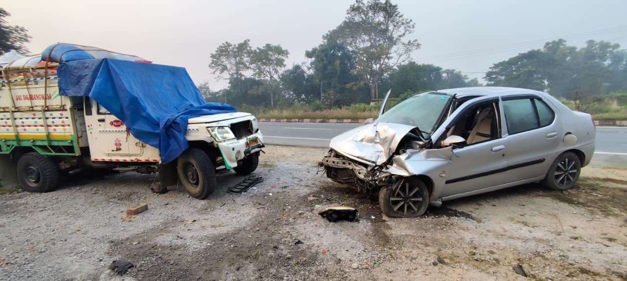 East Singhbhum News : खड़िया कॉलोनी के पास खड़े वाहन से कार टकरायी