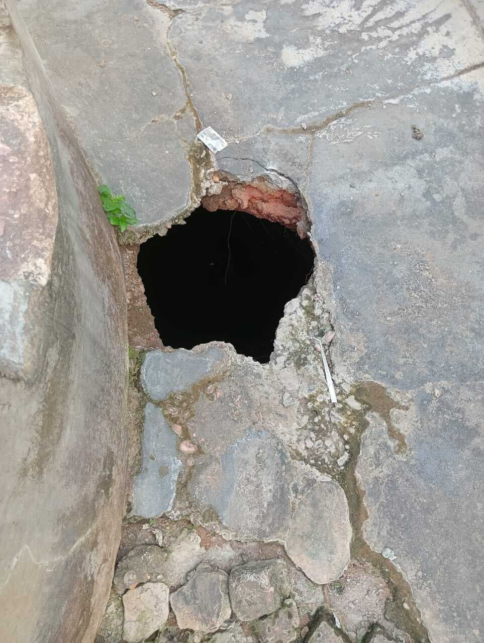 East Singhbhum News : नामोपाड़ा में कुएं के पास भू धंसान, दुर्घटना की आशंका