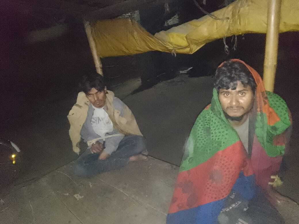 मखाना चोरी करते दो युवक धराये, ग्रामीणों ने कई घंटे खूंटे से बांधकर रखा