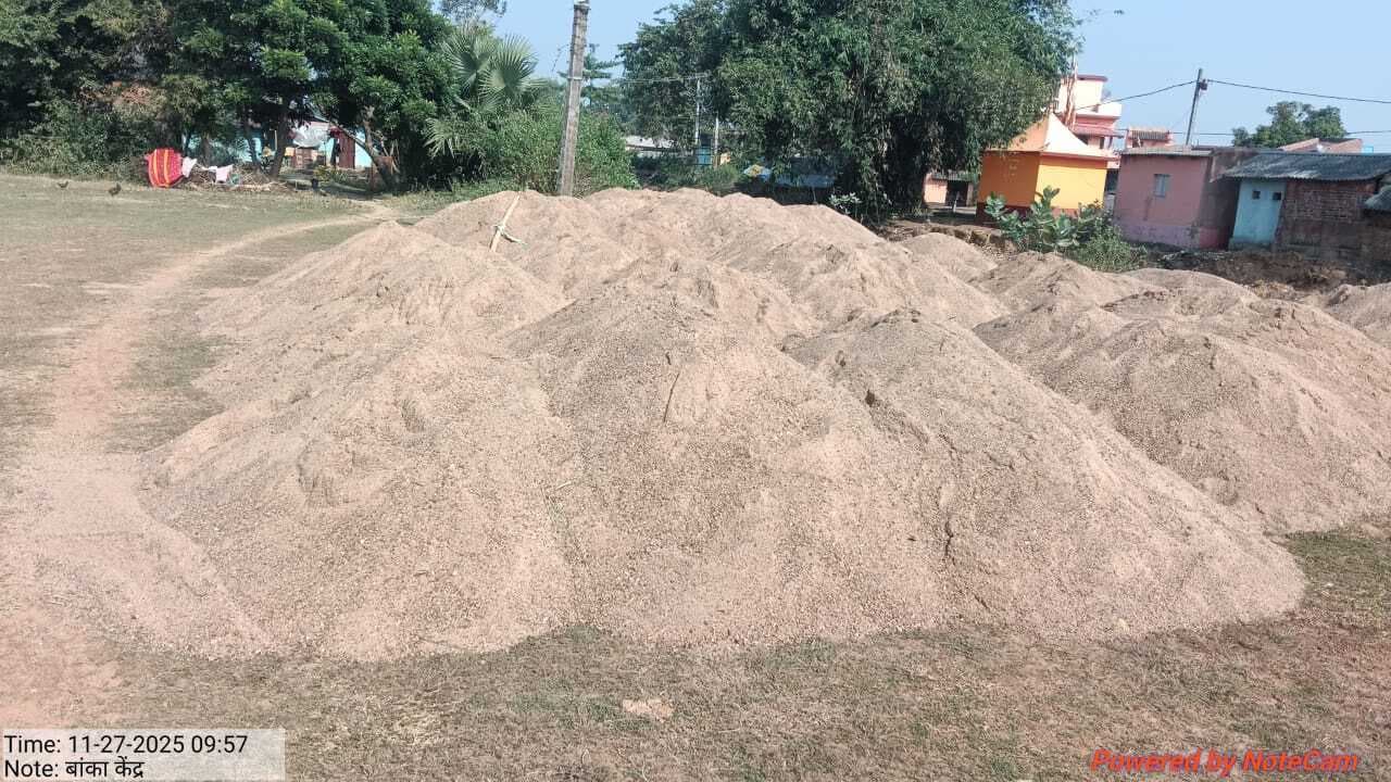 खनन निरीक्षक ने निझुरी मोड़ के पास डंप बालू किया जब्त