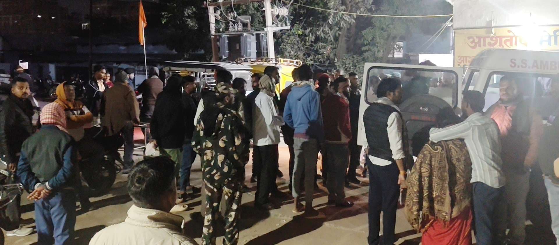 सड़क किनारे खड़े कंटेनर से टकरायी बाइक