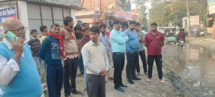 मांझा में नाली का गंदा पानी सड़क पर बहने की समस्या पर प्रशासन सख्त