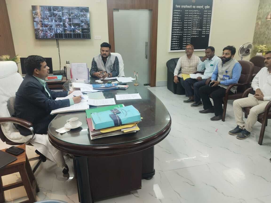 जिला उज्जवला समिति की बैठक, गरीब परिवारों तक तेजी से लाभ पहुंचाने पर जोर