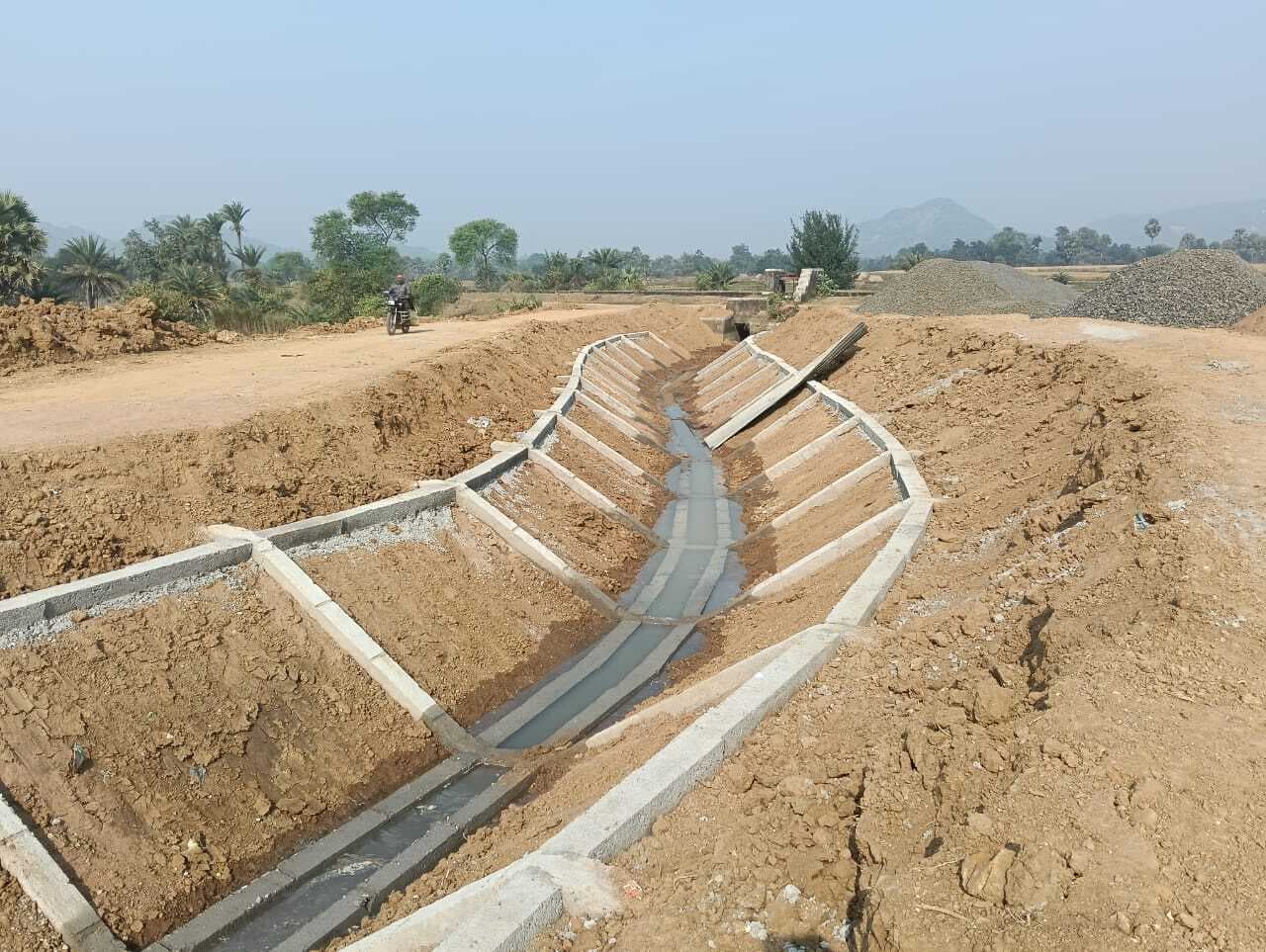 ग्रामीणों ने बंद कराया शाखा नहर का पक्कीकरण कार्य