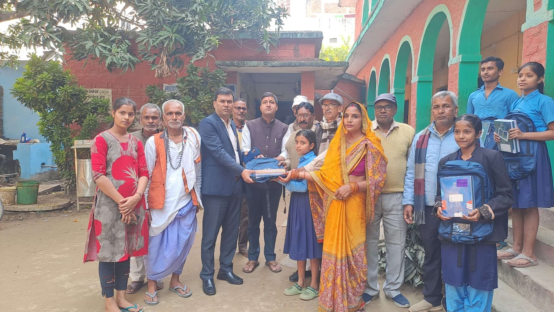 छात्र-छात्राओं के बीच पाठ्यपुस्तक व स्कूल बैग वितरित