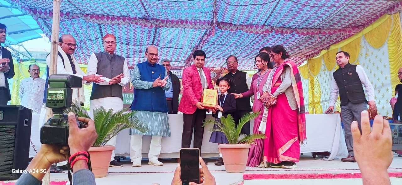 प्रतियोगिता में बेहतर प्रदर्शन करने वाले 700 बच्चे सम्मानित