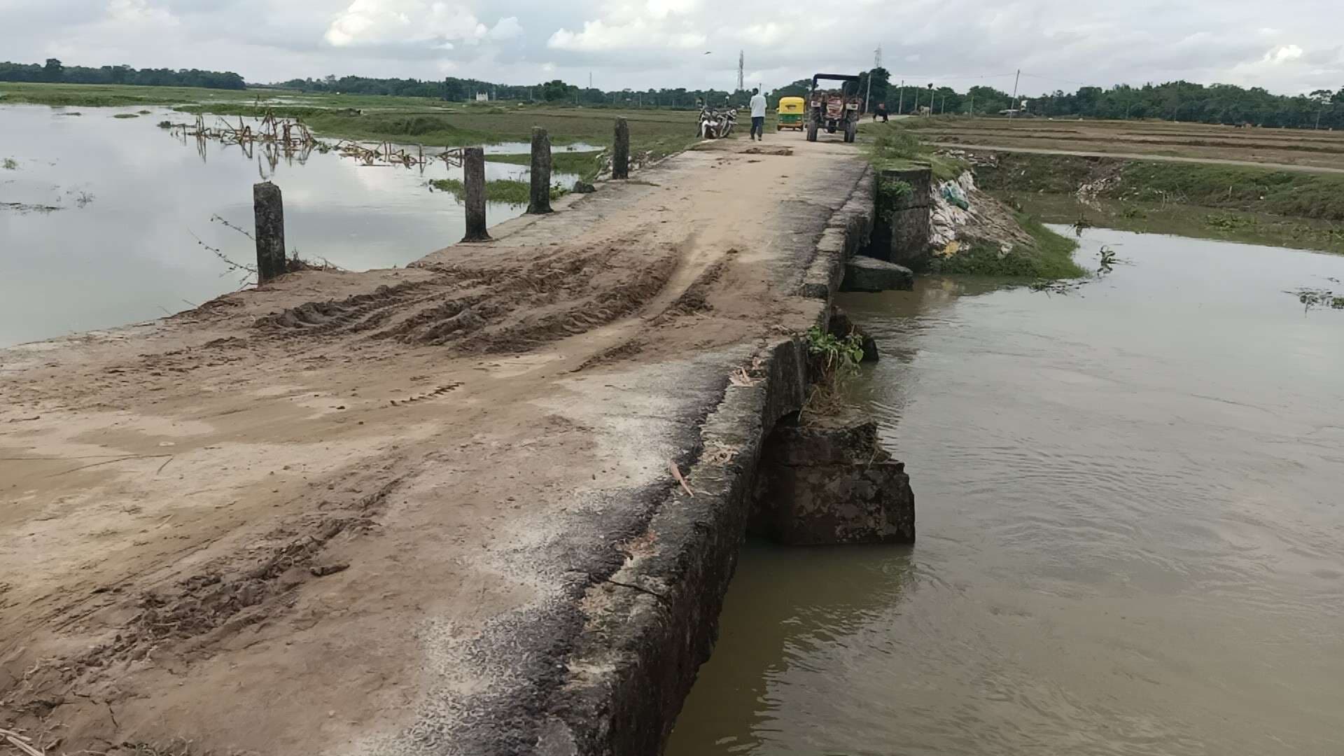 कभी भी ध्वस्त हो सकता है सुरहा धार पुल