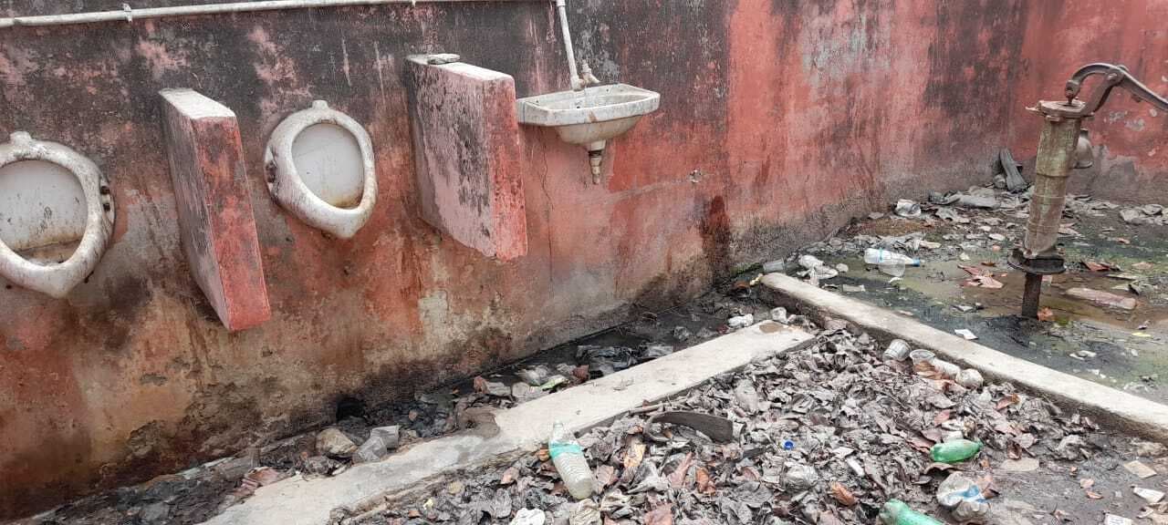 प्रतापगंज बाजार में शौचालय व यूरिनल की नहीं है व्यवस्था