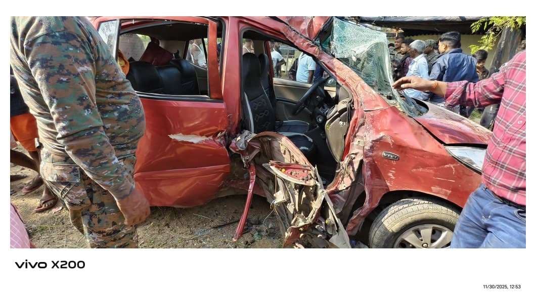 अनियंत्रित होकर पेड़ से टकराई कार, चालक सहित पांच घायल