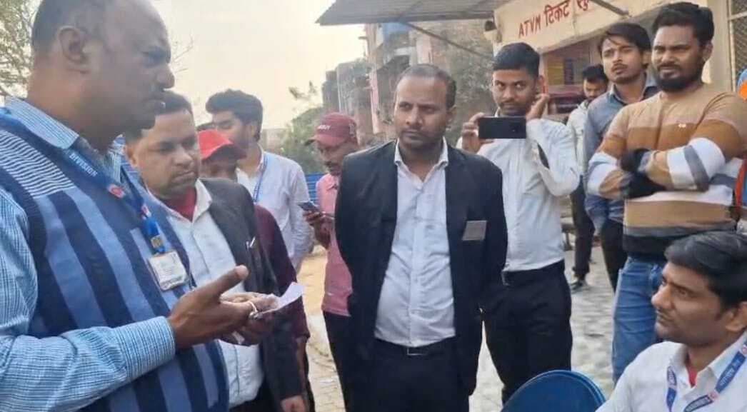 Samastipur News:अनजान लोगों से ट्रेन व टिकट की नहीं ले जानकारी