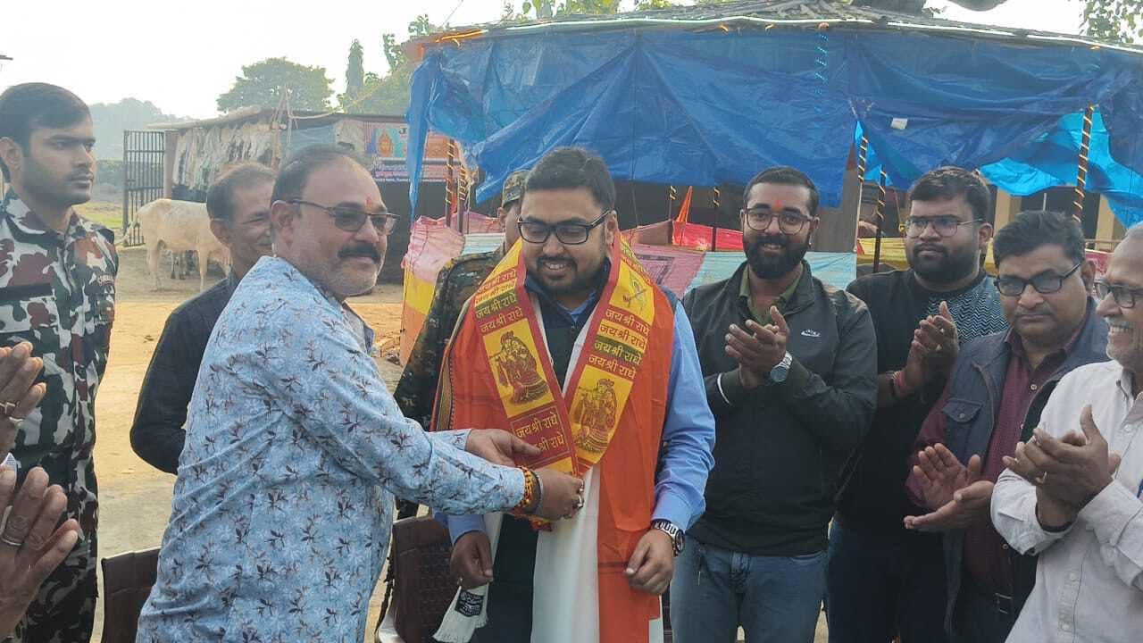 गौशाला की जर्जर स्थिति, चारे की कमी सहित कई विषयों पर हुई चर्चा