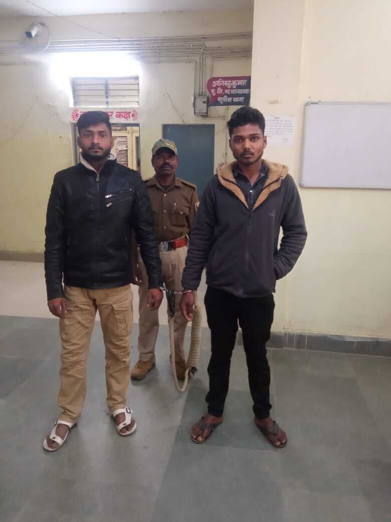 चौघरा पुल के पास कट्टा के साथ दो युवक गिरफ्तार