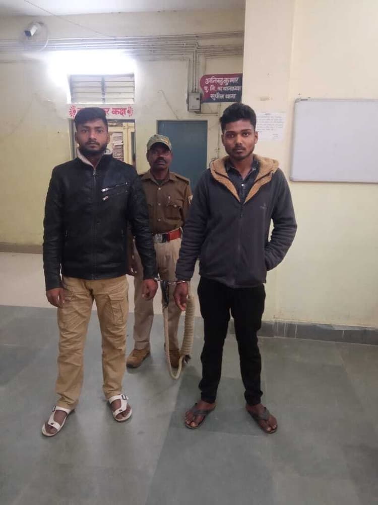 चौघरा पुल के पास कट्टा के साथ दो युवक गिरफ्तार