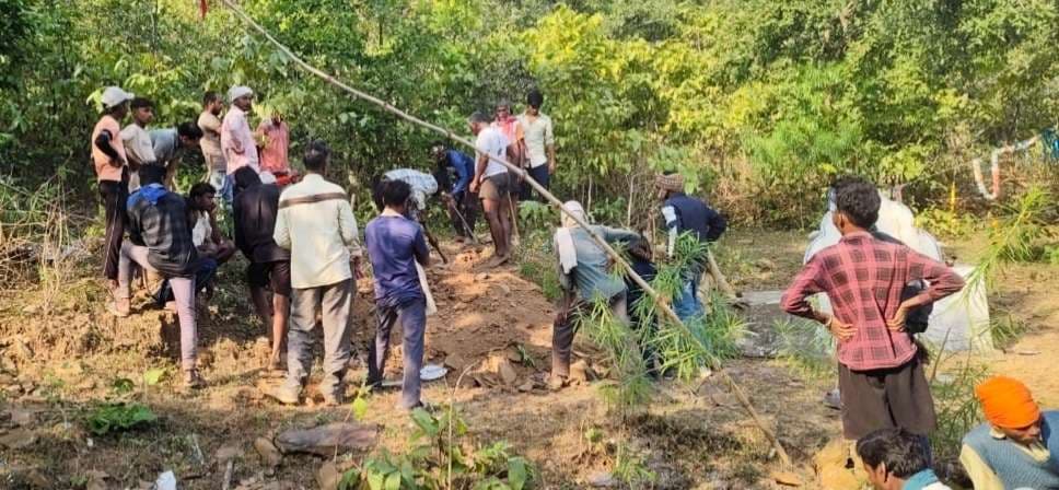 वृक्ष की टहनी टूट कर साधु पर गिरा, घटनास्थल पर ही मौत
