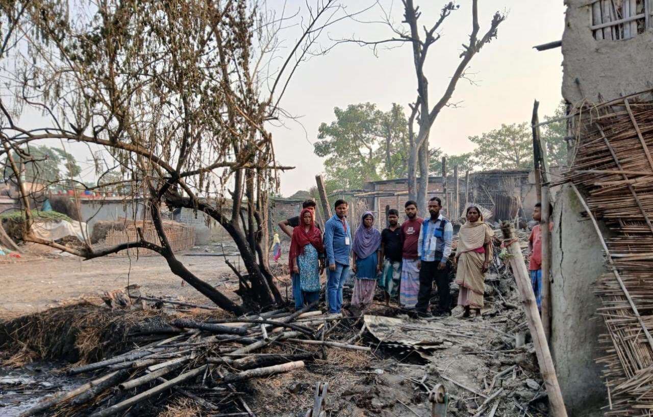 आग से आधा दर्जन लोगों के घर जले