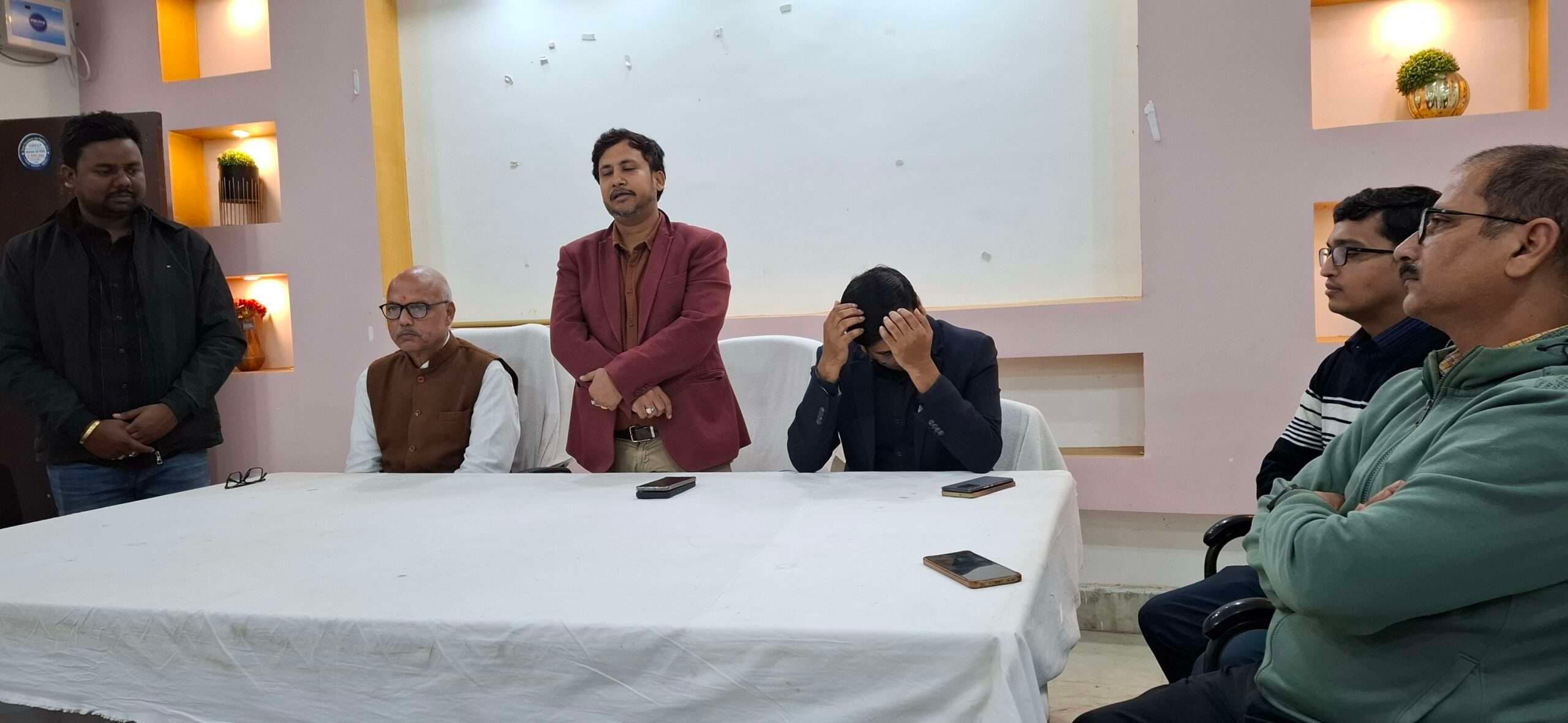 समारोह में सेवानिवृत वरीय लिपिक को दी गई विदाई