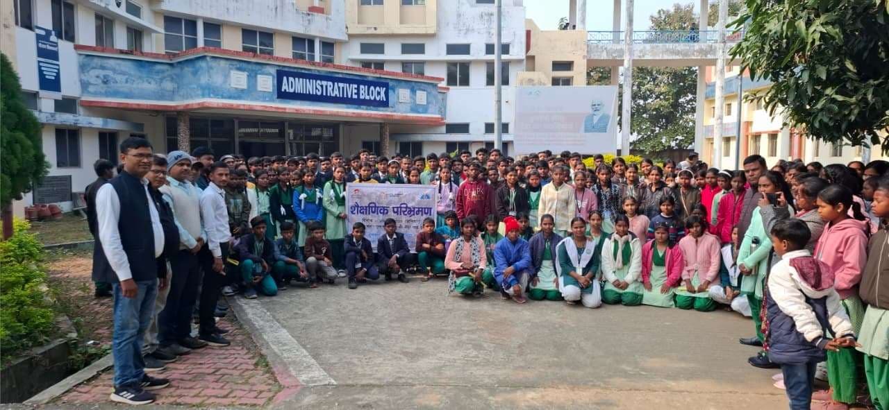 नौ हाइस्कूल के 180 बच्चों ने टूल रूम व त्रिकूट पर्वत का किया भ्रमण