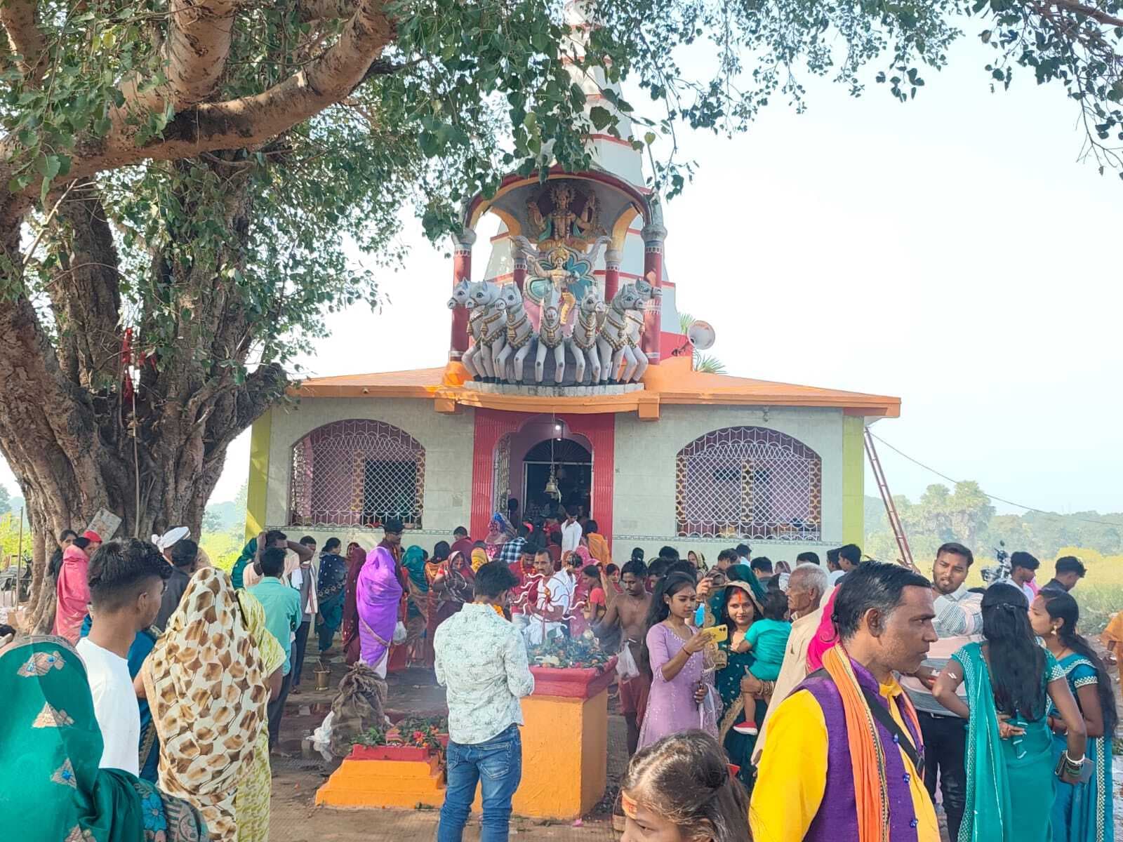 केशरी सूर्य मंदिर में 35 हजार भक्तों ने की पूजा-अर्चना