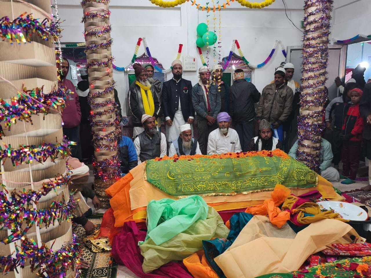 बाबा मकसूद अली के मजार पर की चादरपोशी