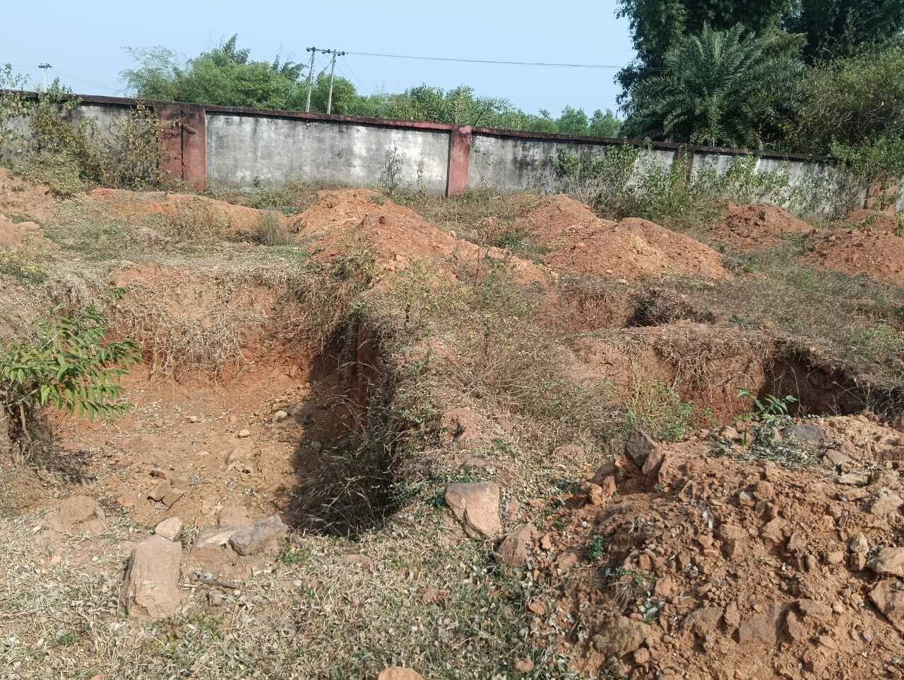 पीएचसी बांसकुली परिसर में खोदे गये गड्ढे से हादसा होने की आशंका