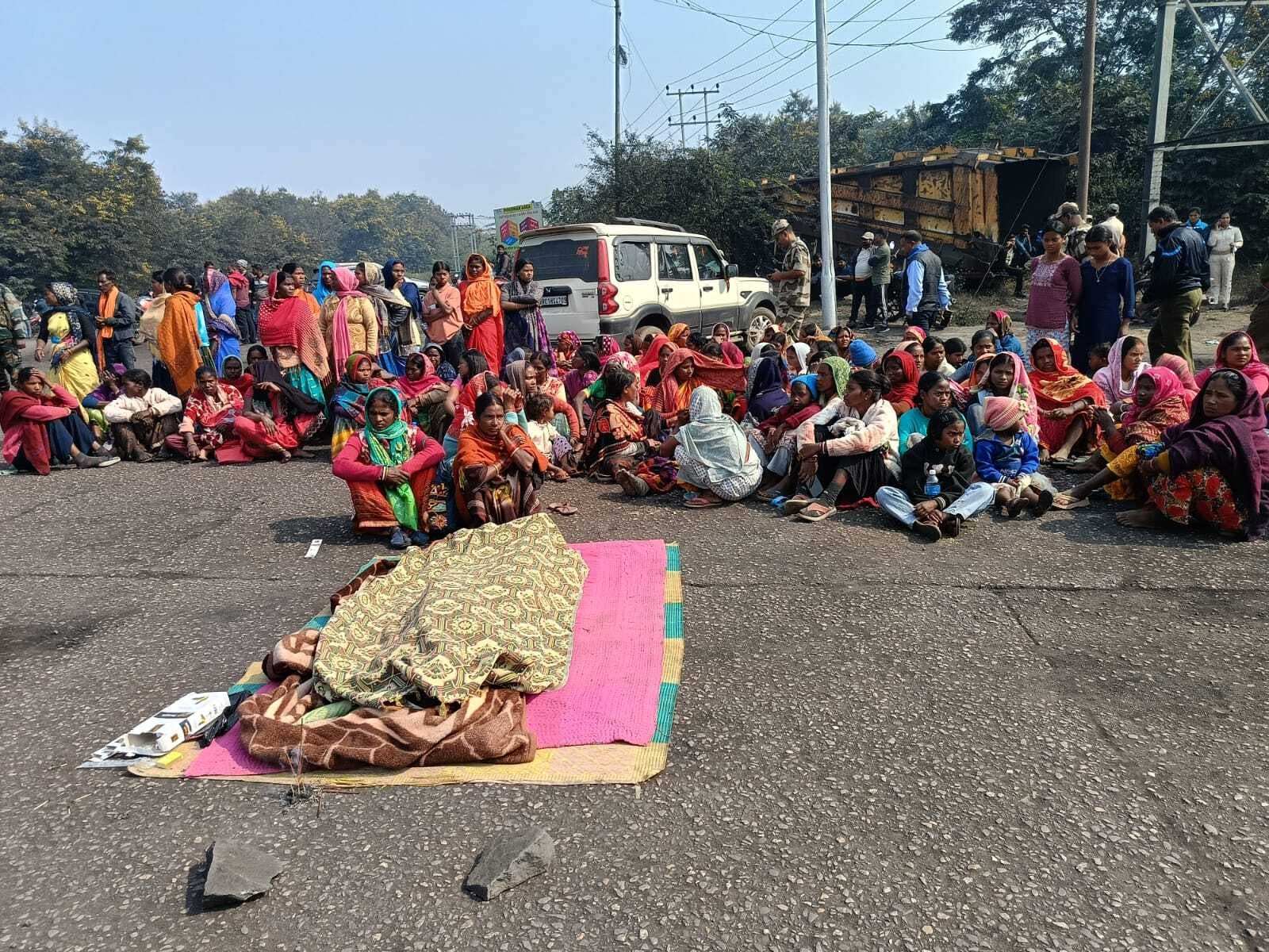बीच सड़क पर शव रख मुआवजे के लिए ग्रामीणों ने सात घंटे आवागमन ठप किया