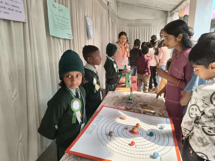 किड्स ए जूनियर स्कूल डकरा में विज्ञान मेला आयोजित