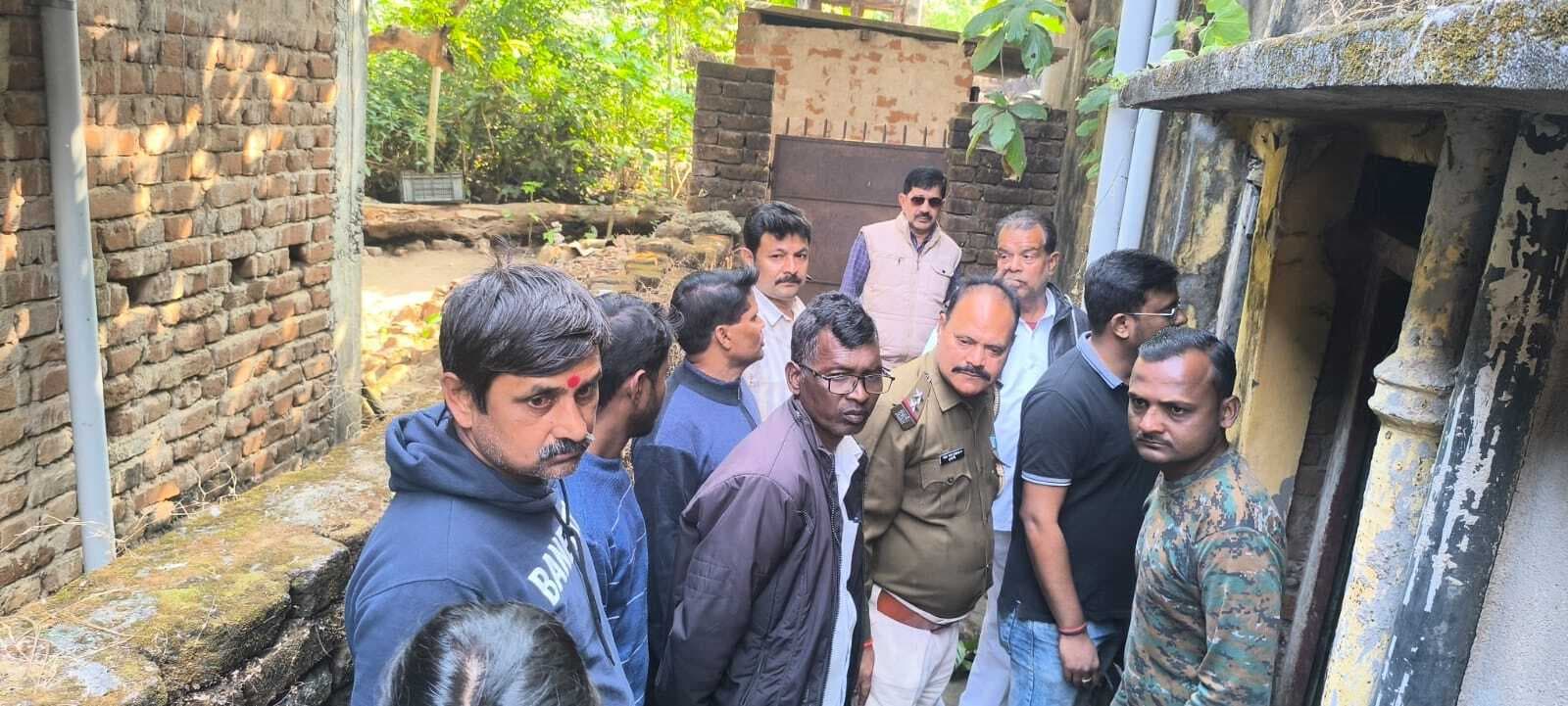 कोर्ट के आदेश से जमीन पर दिलाया दखल