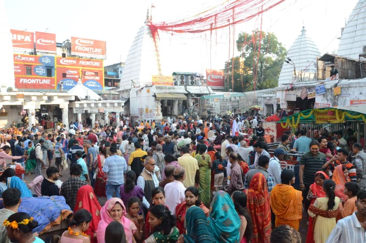 Deoghar news : शुभ मुहूर्त के कारण बाबा मंदिर में उमड़ी भीड़, मुंडन-शादी से लेकर जलार्पण के लिए दिनभर रही रौनक