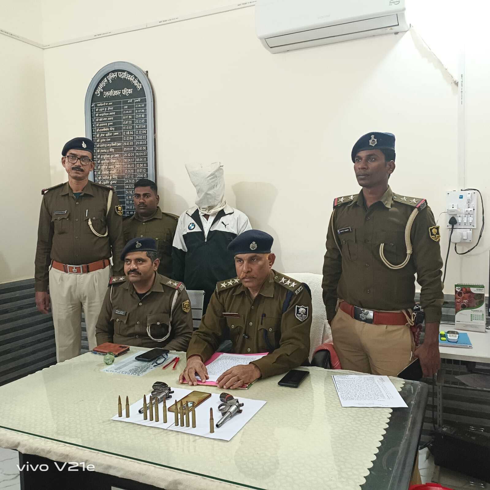 गोगरी में दो कट्टा व 11 कारतूस के साथ हथियार तस्कर गिरफ्तार