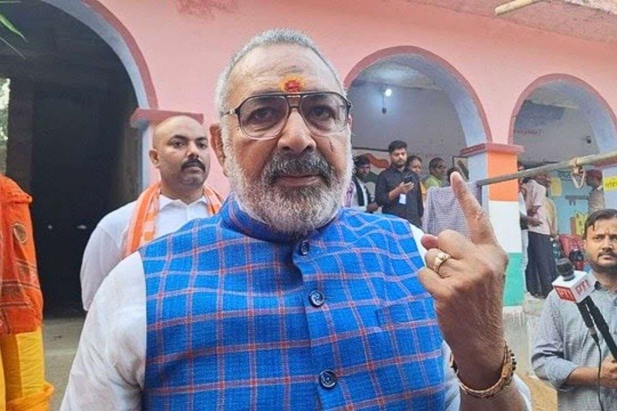 Bihar Elections 2025: अपने बूथ के पहले वोटर बने गिरिराज सिंह, बोले- मंदिर भारत में नहीं बनेगा तो पाकिस्तान में बनेगा