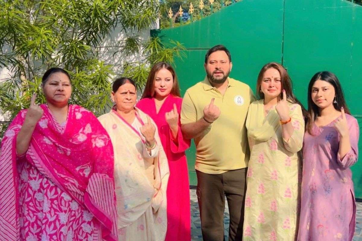 Bihar Election 2025: पटना में लालू परिवार ने किया मतदान, मुजफ्फरपुर में तीन बूथों पर चुनाव का बहिष्कार