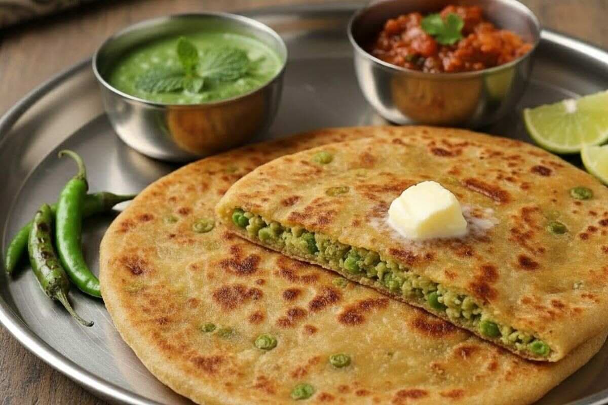 Matar Paneer Paratha: सर्दियों की सुबह नाश्ते में बनाएं गरमा-गरम और स्वाद में लाजवाब मटर पनीर पराठा