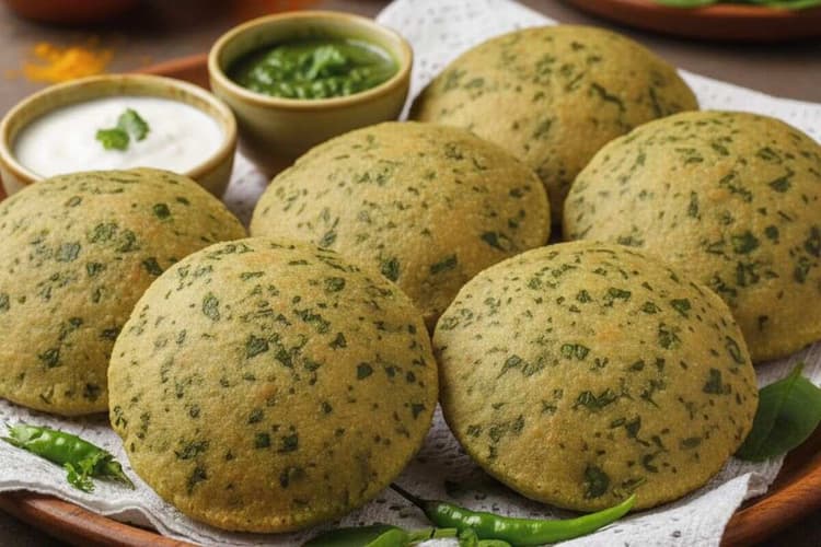 Methi-Palak Puri: ठंड के दिनों में सुबह के नाश्ते में बनाएं कुछ खास, झटपट तैयार करें मेथी-पालक की पूरी