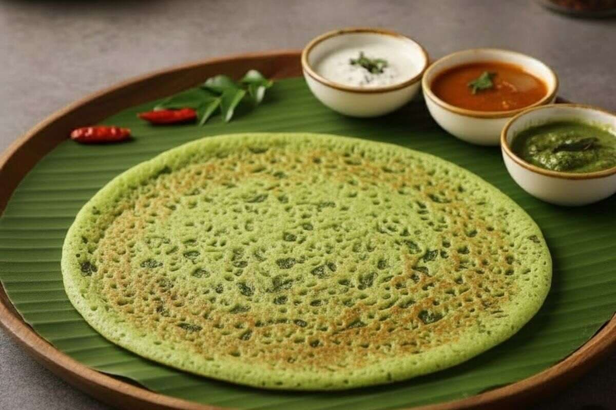 Palak Rava Dosa Recipe: दिन की शुरुआत करें टेस्टी पालक रवा डोसा के साथ, इस तरीके से बनाएं
