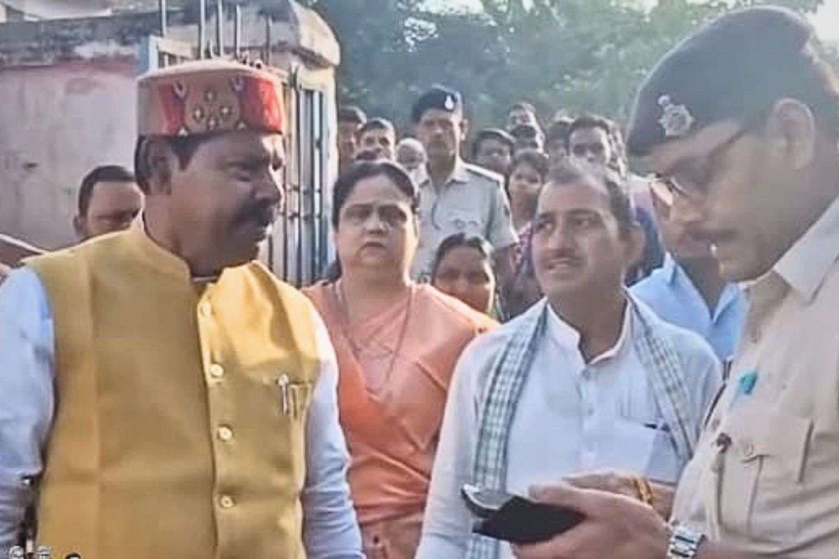‘ये तिवारी… यहां दूसरा बात हो जाएगा…’, सचिव को धमकाने वाले RJD विधायक भाई वीरेंद्र का अब बूथ पर हंगामा