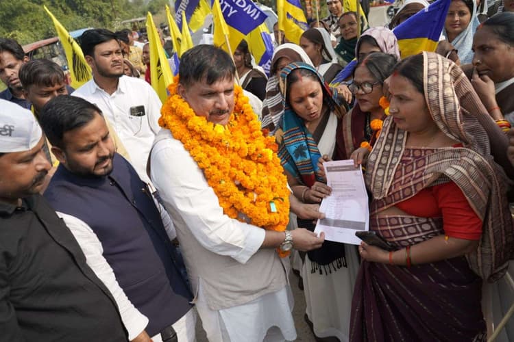 UP News: "रोजगार दो–सामाजिक न्याय दो" पदयात्रा के चौथे दिन कूरेभार से कटका तक उमड़ा जनसैलाब, भर्ती घोटालों पर AAP नेता संजय सिंह का सरकार पर हमला