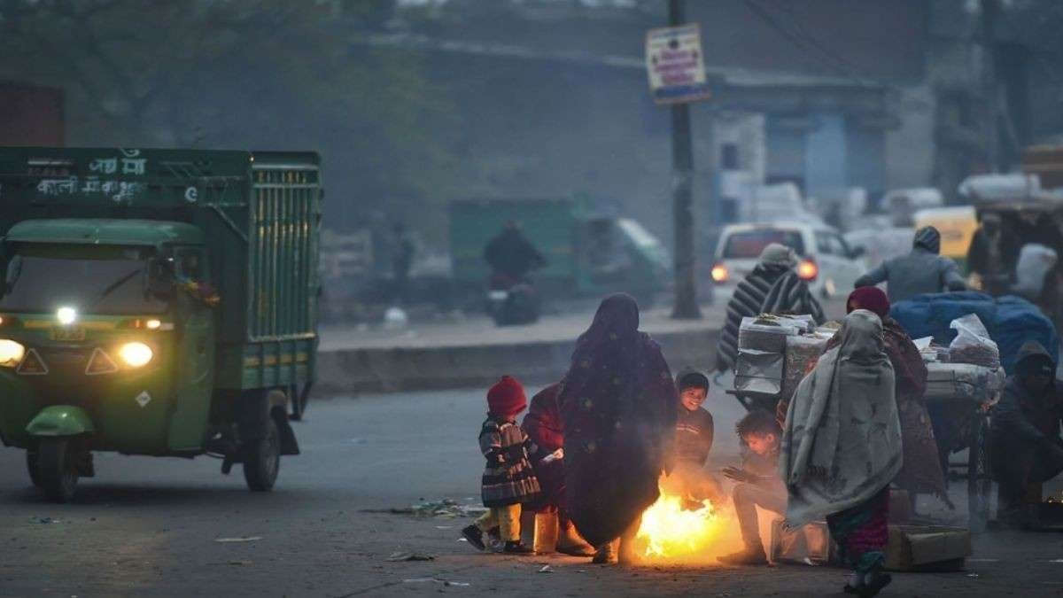 Aaj Bihar Ka Mausam: कोहरे से थमी बिहार की रफ्तार, ठंड से हल्की राहत, 17–22 दिसंबर में पड़ेगी हाड़ कंपा देने वाली कड़ाके की ठंड