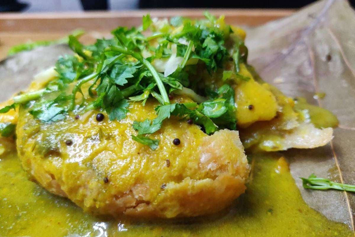 Kadhi Kachori Recipe: अजमेर की मशहूर कढ़ी कचौरी बनाएं घर पर – अब राजस्थानी स्वाद चखें अपने किचन में
