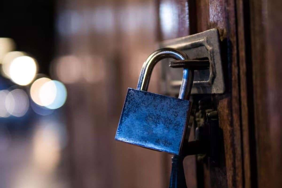 Astro Tips for Friday: आज शुक्रवार को एक छोटा सा ताला बदल सकता है आपकी किस्मत, जानें यह धार्मिक उपाय