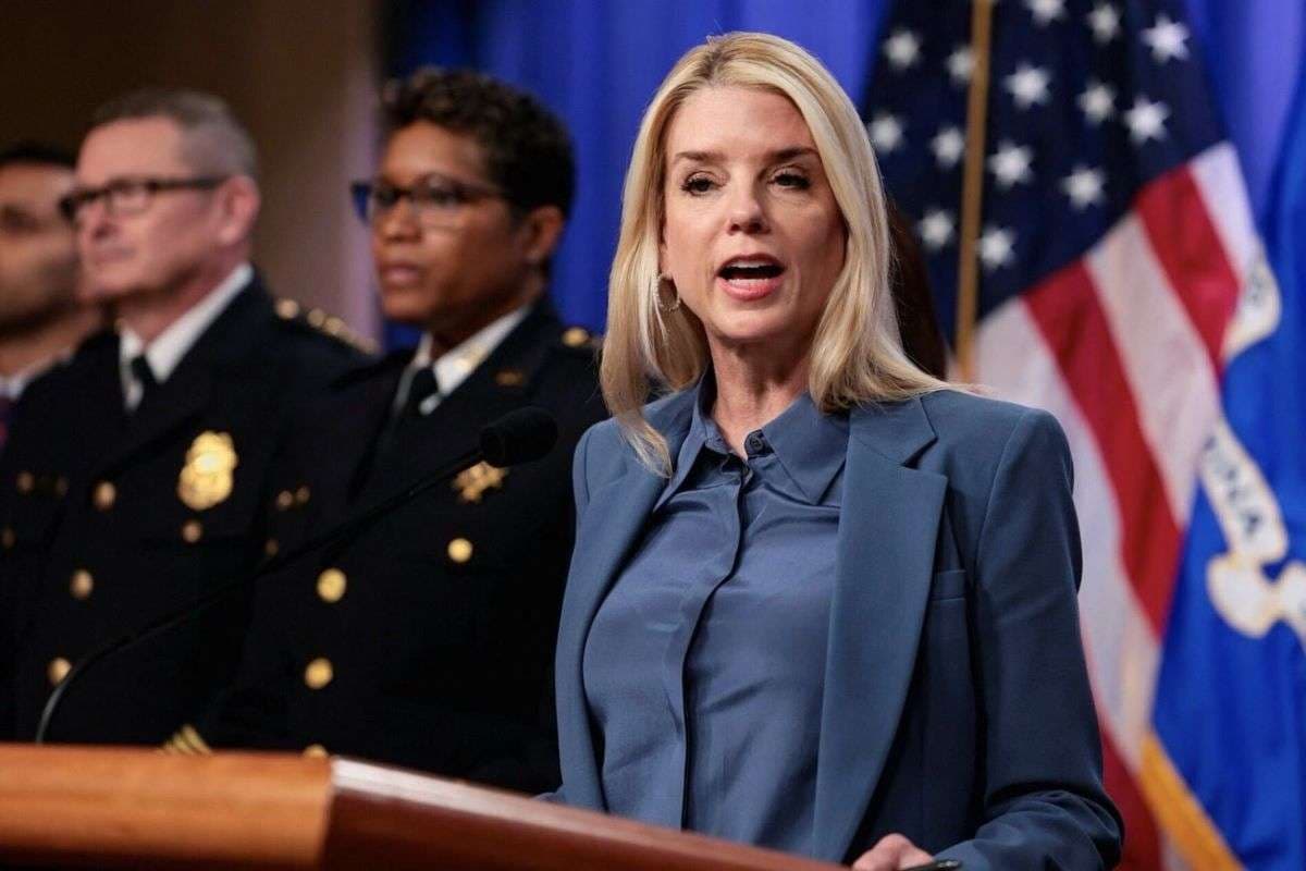 US Bomb Plot foiled FBI arrest criminals planning to bomb Los Angles on New Year Eve.