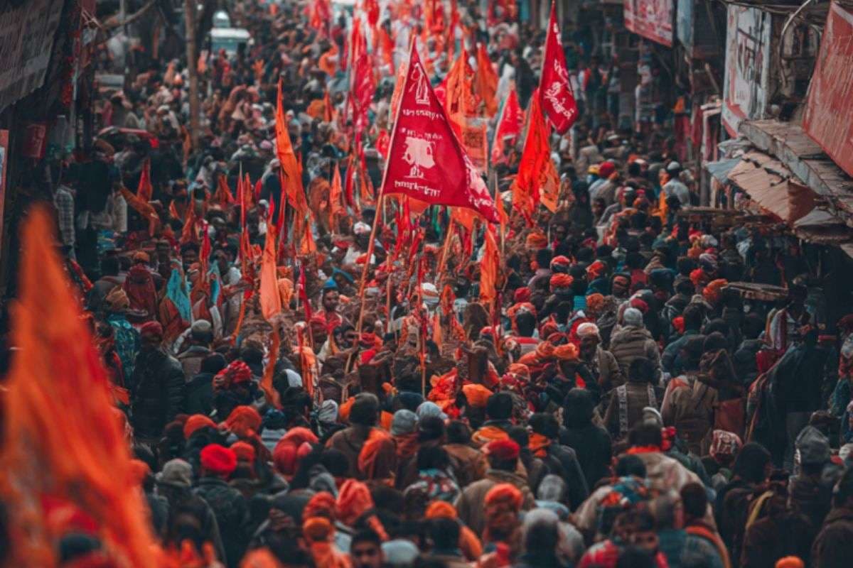 Bajrang Dal Procession : बजरंग दल की शोभा यात्रा पर पथराव, कार्यकर्ता मौके पर बुलडोजर लेकर पहुंचे
