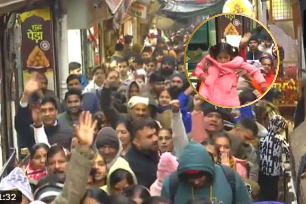 Video : साल के अंतिम दिन वृंदावन के बांके बिहारी मंदिर में उमड़ी भारी भीड़