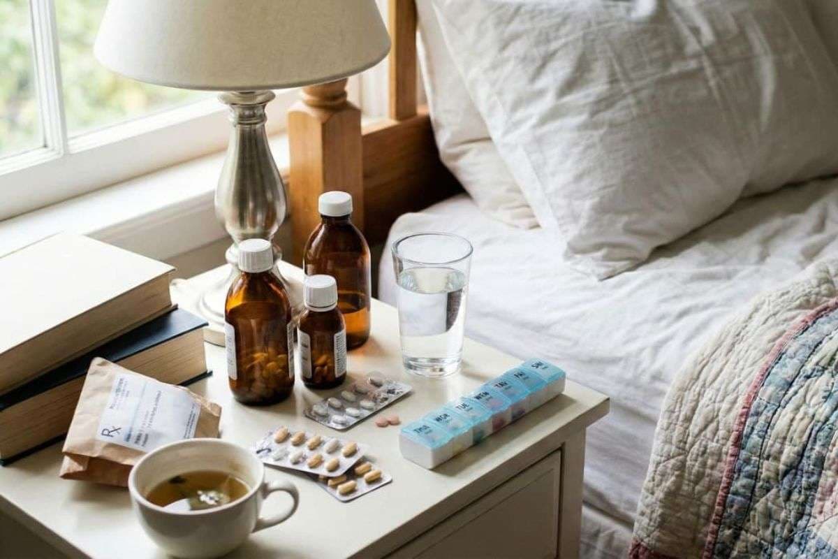 Bedroom Vastu: क्या दवाइयों को बेडरूम या सिरहाने रखने से बढ़ती है नेगेटिव ऊर्जा, जानें सही दिशा व उपाय