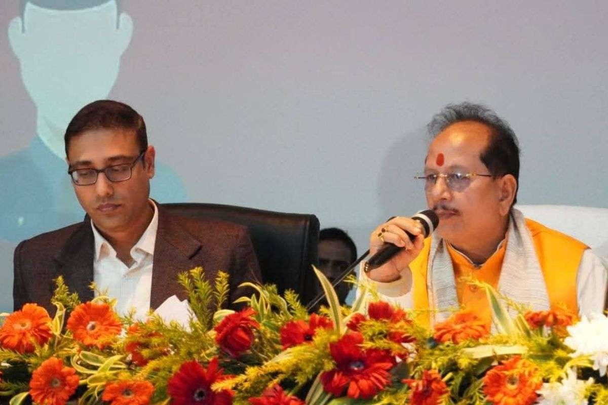 Bihar: डिप्टी सीएम विजय सिन्हा ने अधिकारियों को दी चेतावनी, जो विभाग को कलंकित करेंगे, होगी कार्रवाई