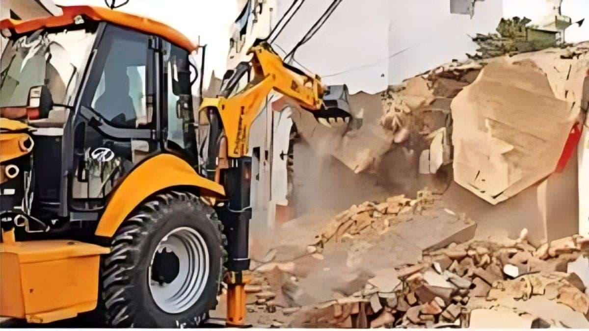 Bihar News: भागलपुर स्टेशन चौक पर चला प्रशासन का ऑपरेशन बुलडोजर, अवैध अतिक्रमण पर सख्त कार्रवाई