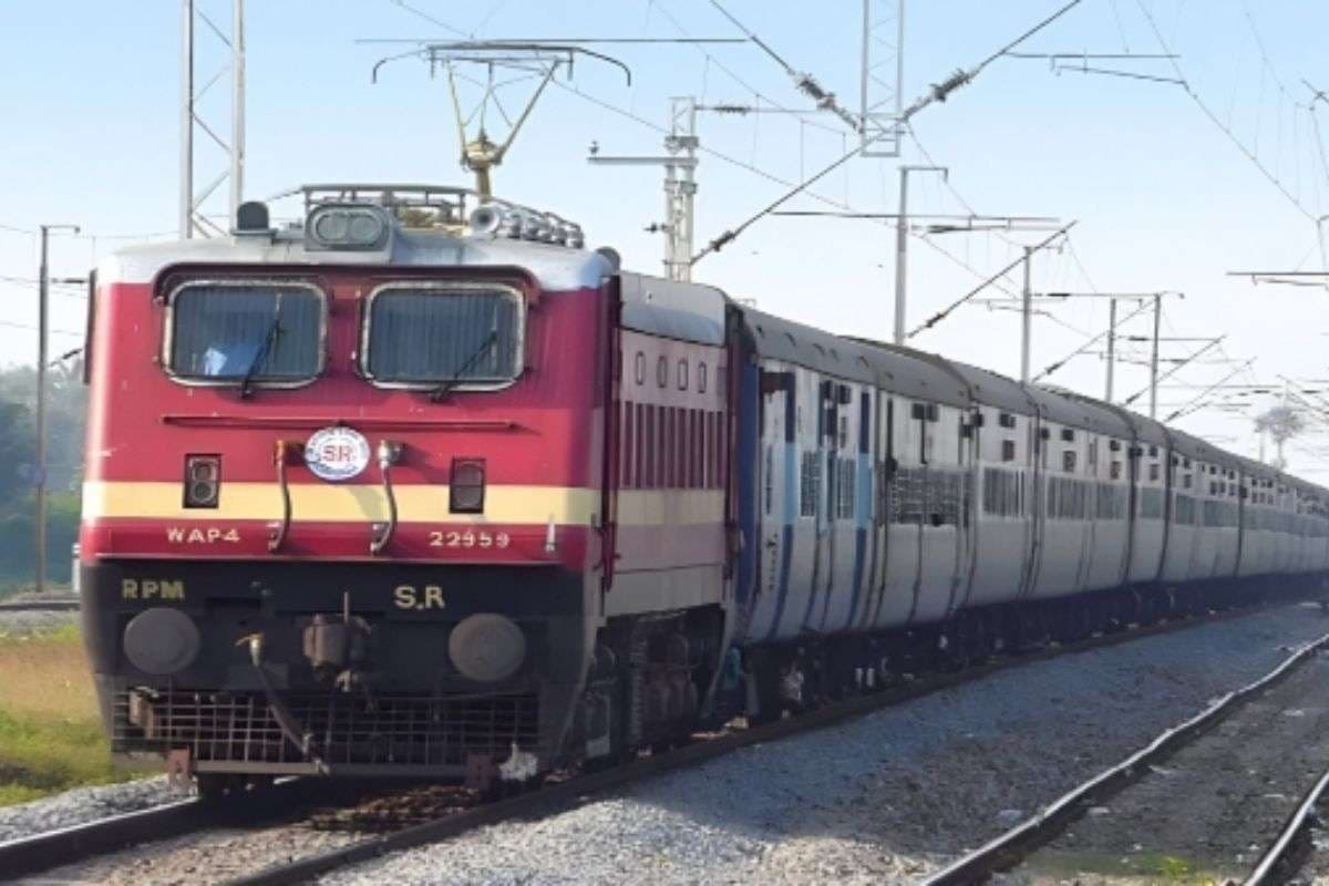 Good News: भारतीय रेलवे का बड़ा कदम, बिहार से दिल्ली जाने वाली इस ट्रेन में मिलेगी ATM से कैश निकालने की सुविधा